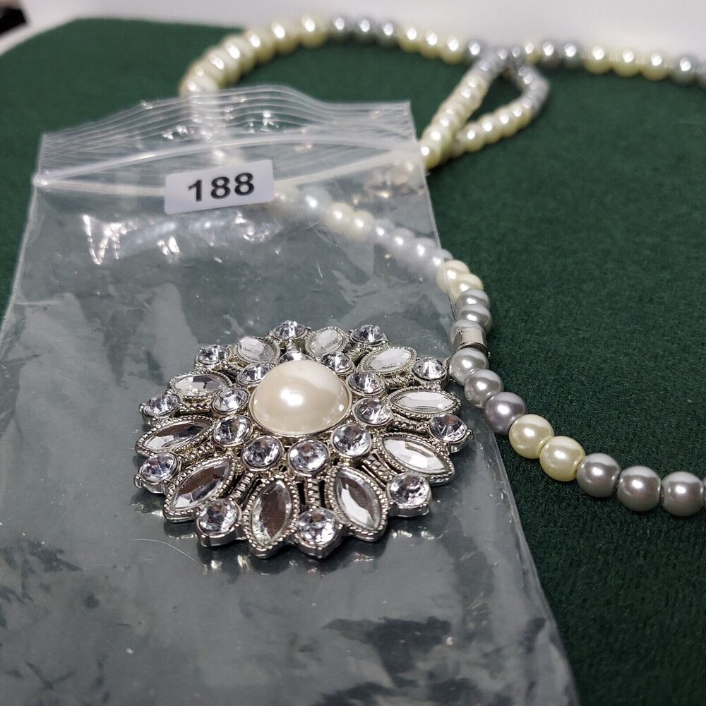 white and silver beads with flower pendant necklace 26"  flower 2" - Picture 6 of 6